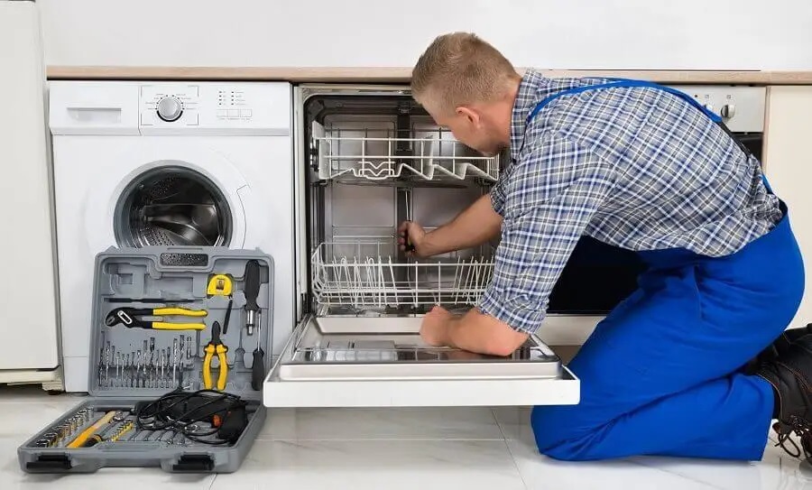 Çilimli Bosch servisi teknisyen ekibi beyaz eşya tamiri yaparken